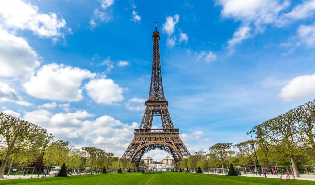 couple romantique Paris